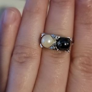 Black and white pearl ring